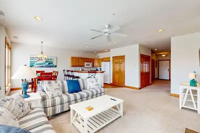 Image de Dog-friendly water-view home with pool, balcony - beach access is 1. 5 miles away