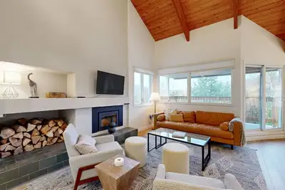 Image de Stylish condo with Wfh loft, steps to shuttle, Bridges Resort pools & hot tubs