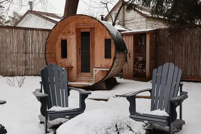 Image de Cozy Collingwood home w/ hot tub, wood sauna, close to downtown and skiing!