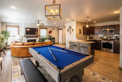 Image de Beautiful cozy artsy retreat w King Bed, Ac & Pool Table
