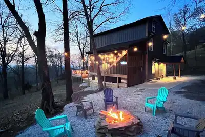 Image de 5 minutes to the Lake! Family sized home with large outdoor deck with lake view.