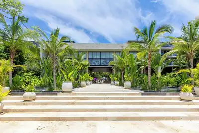 Image de Natural Splendor: Luxurious Condo with Terrace