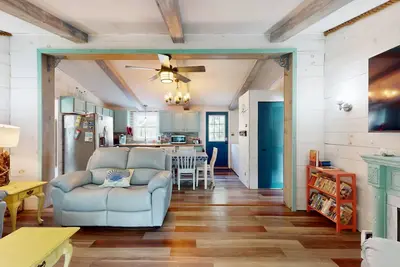 Image de Coastal escape steps to beach - hot tub, outdoor shower, screened porch, decks