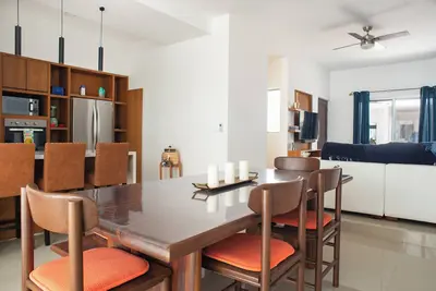 Image de 3 Bdr & 3 Story Modern Home with Ocean View\n\n