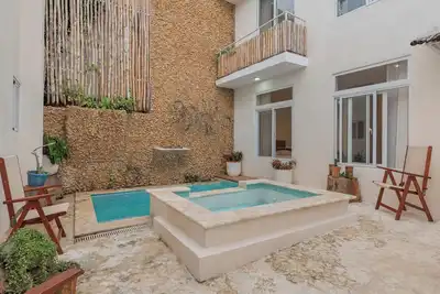 Image de Enriquillo 2-bdrm apt with ensuite baths, full kitchen, and cozy living room.