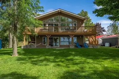 Image de Cozy  and Scenic Lakefront Cottage in Prince Edward County.