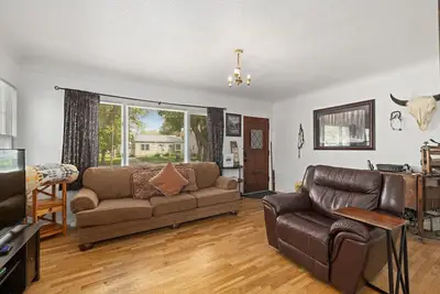 Image de Bo's Rusty Relic Billings |Hot Tub | Rustic decor | Central Billings