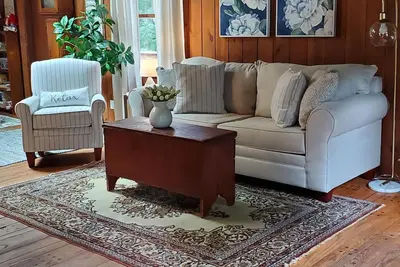 House 5 min drive to beach, 2 minute drive to downtown Ogunquit & Perkins Cove