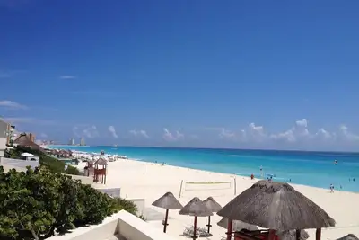 Image de \"Beachfront Bliss: Luxe Resort Apartment in Cancun's Prime Hotel Zone! \" Sleeps 7