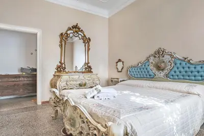 Image de Spacious and functional 90m2 apartment perfect for 6 people, located on the first floor of a building without a lift. The property boasts a convenient location well served by public transport, we are very close to La Spezia Centrale station and a stone's