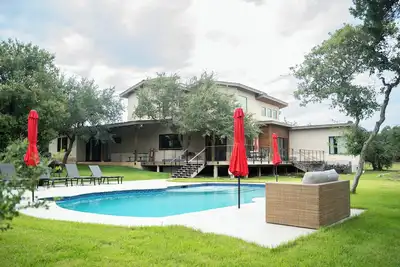 Image de Upscale Modern Hill Country Home! Has it All