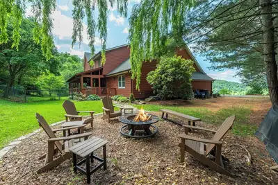 Image de Marshall Skyline Retreat | Pet-Friendly, Mountain Views, Hot Tub, Gym, Movie Theater & Game Room!