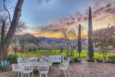 Image de Grand Victorian Estate Only 3 Miles From Calistoga\n