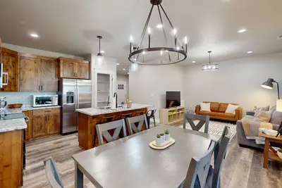 Image de Newly built home in the heart of town - near fishing, hiking & Mesa Falls