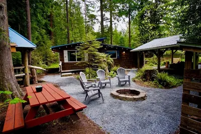 Image de Rustic cabin, nestled in the trees, less than a mile to Mt. Rainier entrance.