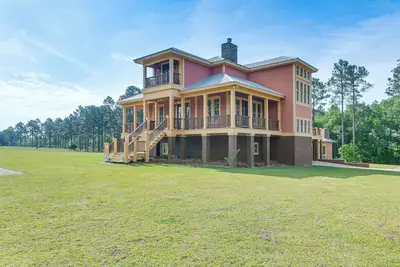 Image de 7 Mi to Downtown Fitzgerald: Spacious Home w/ Deck