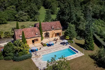 Image de Grande maison authentique avec piscine privée