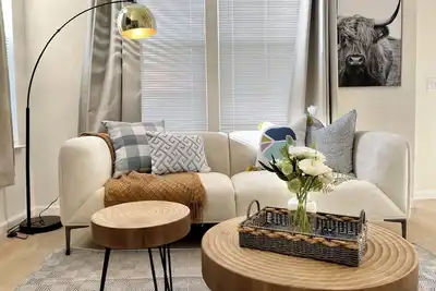 Image de 3b 2. 5b Sfh, King Suite, 65\" Tv, Yard, Walkable to Parks/Shopping Square