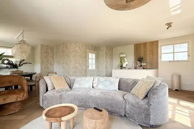 Quietly located, modern, detached holiday home for 6 people with a large garden.