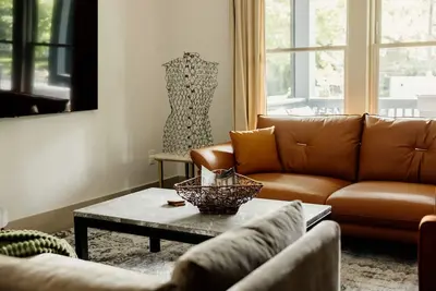 Image de Neil Ave Gem | Osu ½ mi • Game Room + Parking