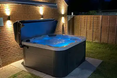 Image de Cosy bungalow | Hot Tub | Private Parking