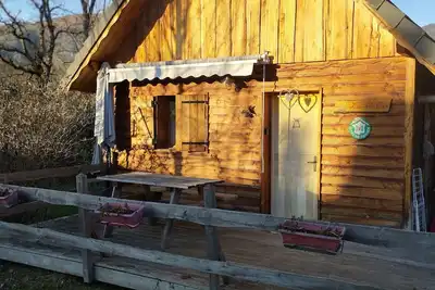 Image de Les cabanes de SouègnesChalet la Sitelle.