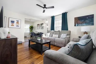 Image de Charming home for 8 * Close to State St *