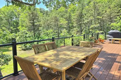 Image de 3bd+ Wooded Retreat--Central Air, Large Yard & Deck, Screen Porch, Secluded