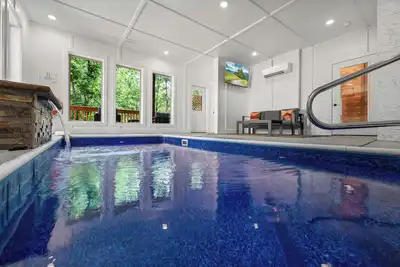 Image de Free Attraction Passes! Indoor Heated Pool, Hot Tub, Arcade Games, Putt Putt