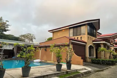 Image de Jaco Hideaway: 1 minute walk to direct beach access. \nGated community with pool.