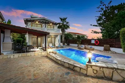 Image de Peyia View - 5 Bed Villa-Walk to Village-Newly Renovated-Private Pool-Iptv- Studio