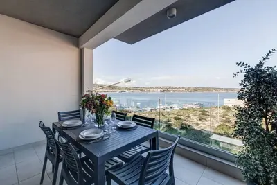 Image de Cosy Mellieħa apartment just steps from the beach 🏖️ with sea views, terrace, 3 bedrooms & 3 bathrooms—perfect for families, friends, or business stays 🌴.