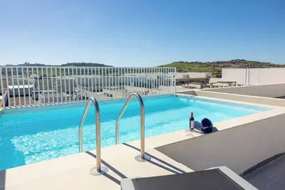 Image de 🌴 Experience true luxury at this tranquil penthouse retreat — a perfect escape for couples seeking romance 💕 or families looking to relax together in style 🐚☀️.