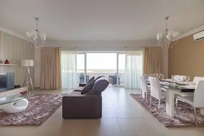 Image de ✨ Modern 3-bedroom ground floor apartment in Sliema’s award-winning Fort Cambridge 🌊. Luxury living, top location & just steps from the sea, shops & cafés ☕🛍️.