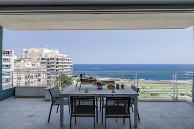 Image de ✨ Modern 3-bed seafront apartment on the 6th floor of Sliema’s award-winning Fort Cambridge 🌊. Luxury living with stunning views in Malta’s most vibrant town.