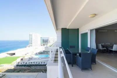 Image de ✨ Stylish 3-bed seafront apartment in Sliema’s award-winning Fort Cambridge 🌊. Modern luxury, breathtaking views & the perfect coastal lifestyle 🌅.