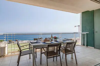Image de ✨ Modern 3-bed seafront apartment on the 6th floor of Sliema’s award-winning Fort Cambridge 🌊. Stylish interiors, stunning views & luxury living in Malta’s top location.