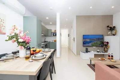 Image de 🌊 Sliema at your doorstep! Stylish apartment steps from cafés, shops & the sea. ☀️✨