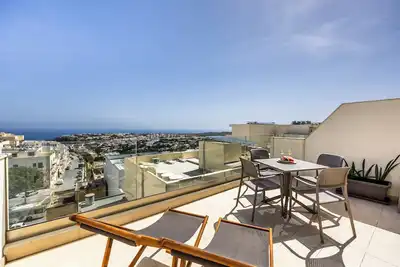 Image de ☀️ Family-friendly apartment near Ghadira, Paradise & Golden Bay 🌴 Modern amenities & coin-operated A/C ❄️ Perfect base for your Malta beach getaway 🐚.