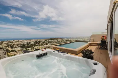 Image de Luxury 2-bedroom duplex penthouse in Mellieħa 🌴✨ featuring a private pool, jacuzzi, sun deck, and stunning views of Comino and Gozo 🌊 Enjoy modern interiors, full amenities, and coin-operated Ac ❄️💠