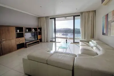 Image de 🌴 Stylish apartment just steps from Sliema Ferries 🌊! Spacious, modern & perfect for up to 8 guests, with stunning harbour views 🌅 — your ideal Malta getaway ☀️🌺.