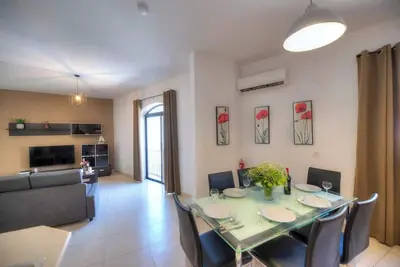 Image de Comfortable and well-equipped apartment in a quiet area of St Julian’s, offering 3 bedrooms, a sofa bed, fast Wi-Fi, and self check-in. Ideal for families, groups, or business travelers looking for space and convenience away from busy nightlife.