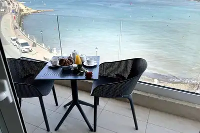 Image de Kick back and relax in this calm, stylish space