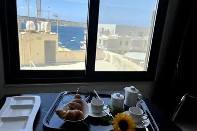 Image de 🏡 Bright 2-bedroom overlooking Mellieha Bay 🌊 – the perfect coastal getaway 🌴✨