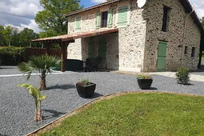 Image de Maison renove et independante a bord du lac avec jardin et piscine prive.