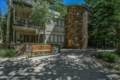 Image de Mountain House Ski In/out Private Hot Tub Walk to Restaurants and shop Deluxe