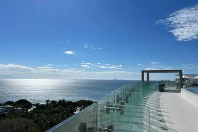 Image de Surfer Escape. New. Modern. Ocean Front