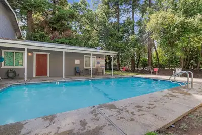 Image de Farmhouse-Inspired Retreat w Pool-Bbq