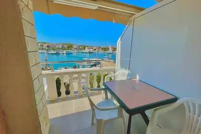 Image de Appartement d'une chambre avec la terrasse et la vue sur le mer Jezera, Murter (A-5123-c)