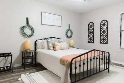 Image de Keyless Entry - Farmhouse - Minutes From Airport